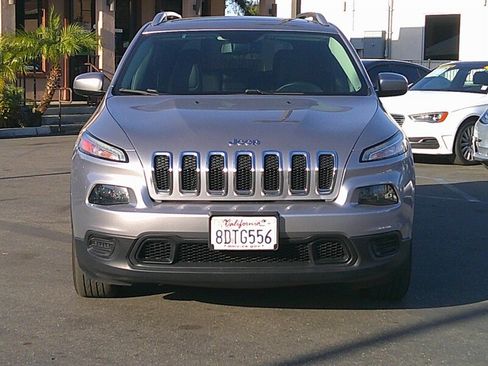 Used 2018 Jeep Cherokee Latitude Plus w/ Comfort/Convenience Group image 9