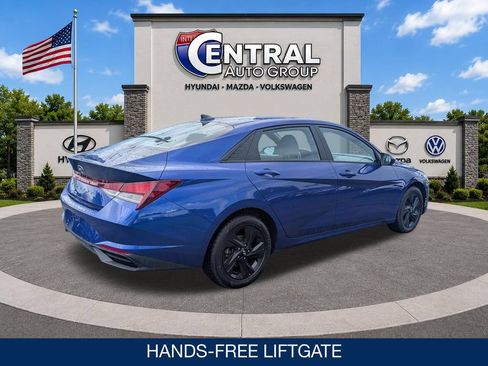 Used 2023 Hyundai Elantra SEL w/ Preferred Accessory Package FWD image 8