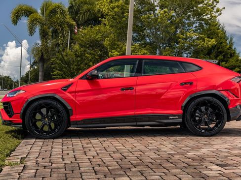 Used 2024 Lamborghini Urus Performante AWD/4WD image 2