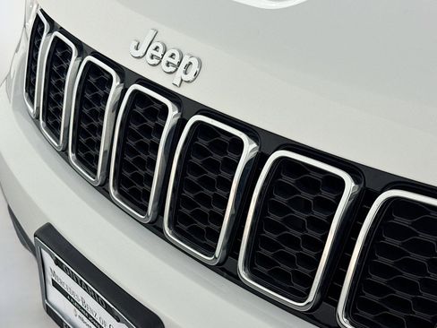 Used 2019 Jeep Grand Cherokee Limited image 12