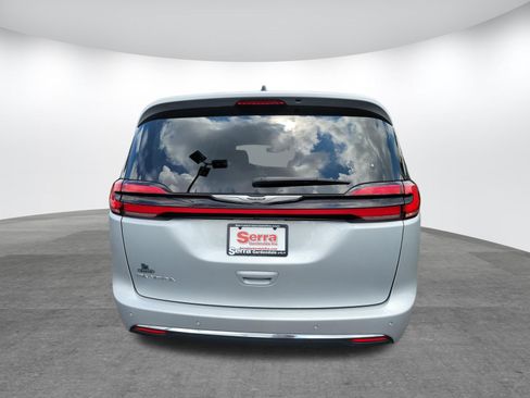 Used 2024 Chrysler Pacifica Touring-L FWD image 30