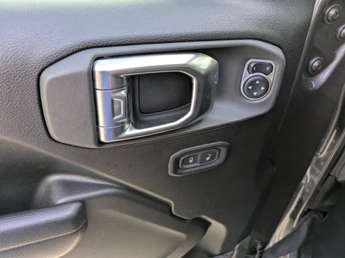 Used 2025 Jeep Wrangler Unlimited Rubicon image 9