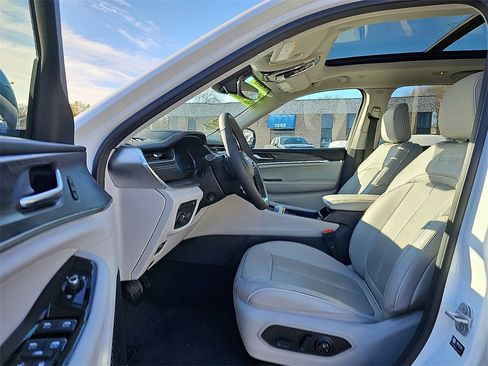 Used 2022 Jeep Grand Cherokee Overland image 14