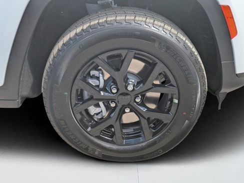 New 2025 Jeep Grand Cherokee L Altitude image 9