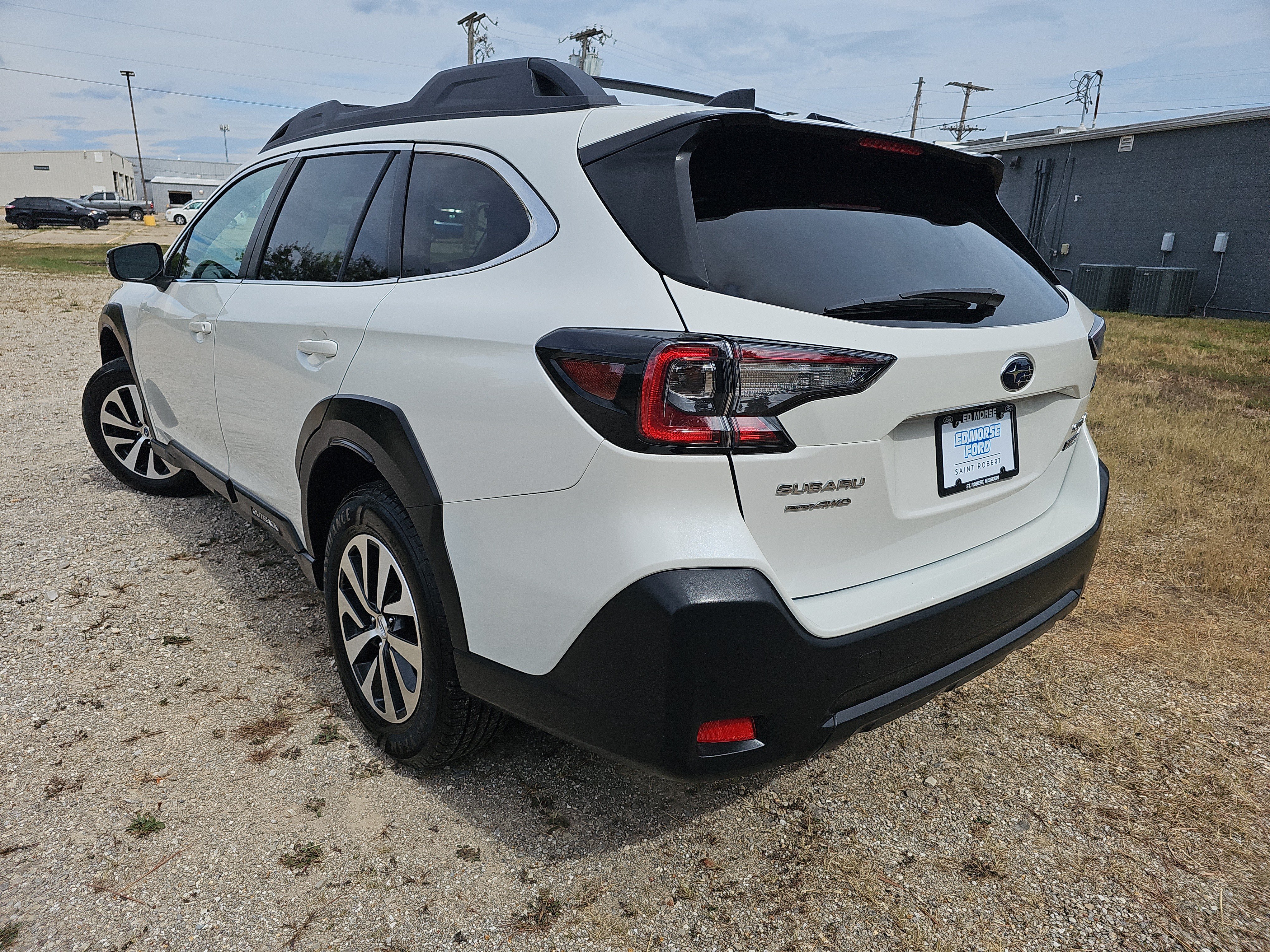 Used 2023 Subaru Outback Premium AWD/4WD image 6
