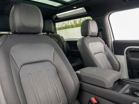 Used 2022 Land Rover Defender 90 X-Dynamic S image 32