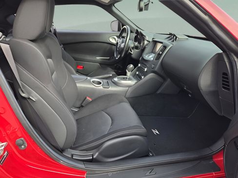 Used 2016 Nissan 370Z w/ Sport Package image 9