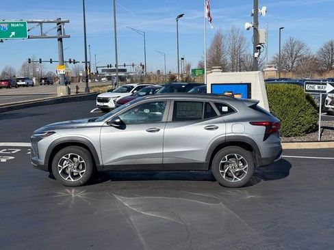 Used 2025 Chevrolet Trax LT w/ Driver Confidence Package image 2