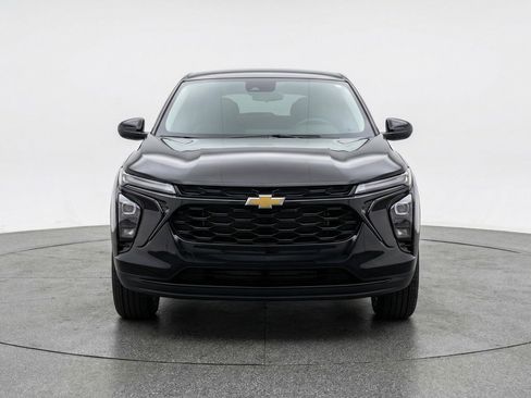 Used 2025 Chevrolet Trax LT w/ LT Convenience Package FWD image 2