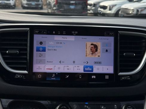 Used 2023 Chrysler Pacifica Touring-L image 36