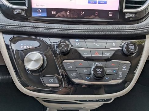 Used 2023 Chrysler Pacifica Touring-L FWD image 11