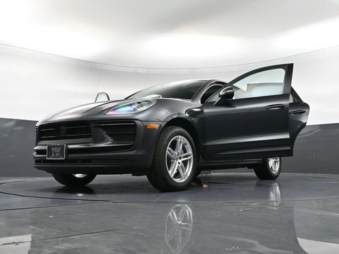 Certified 2025 Porsche Macan image 39