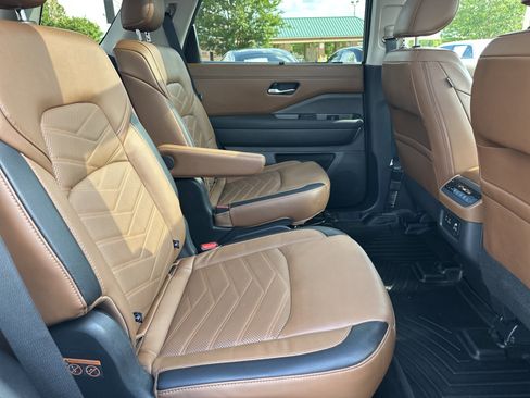 Used 2024 Nissan Pathfinder Platinum AWD/4WD image 16