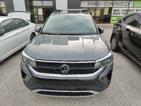 Used 2023 Volkswagen Taos SE w/ Panoramic Sunroof Package AWD/4WD image 21