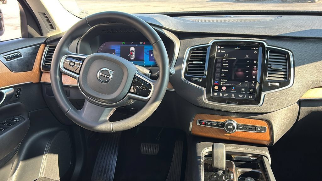Certified 2025 Volvo XC90 T8 Plus AWD/4WD image 7