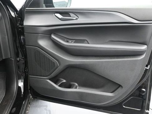 Used 2024 Jeep Grand Cherokee Laredo X image 11