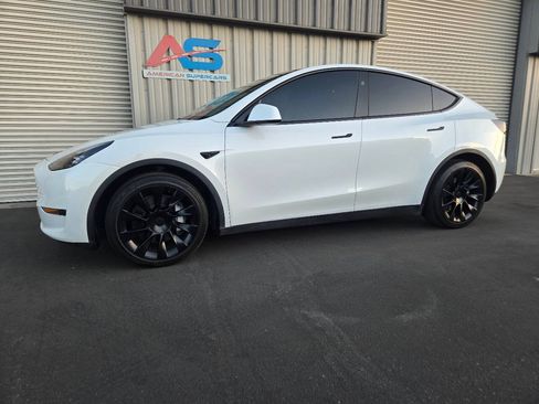 Used 2024 Tesla Model Y Long Range AWD/4WD image 3