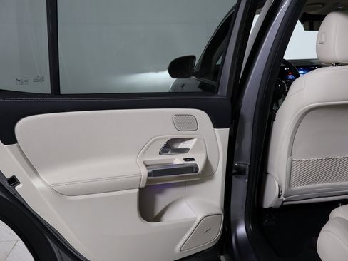 Used 2022 Mercedes-Benz EQB 300 4MATIC image 22