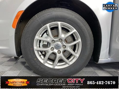 Used 2024 Chrysler Pacifica Touring-L image 9