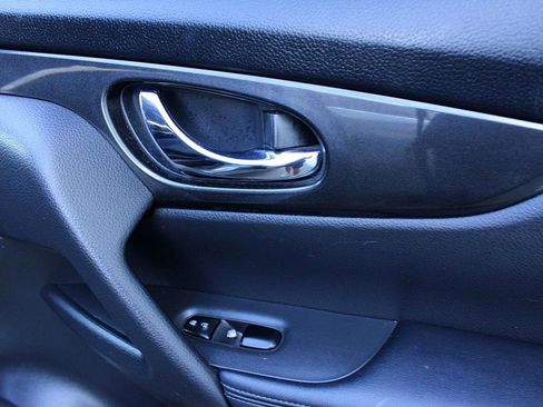 Used 2018 Nissan Rogue SV image 23