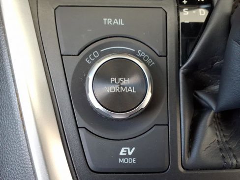 Used 2023 Toyota RAV4 LE AWD/4WD image 27