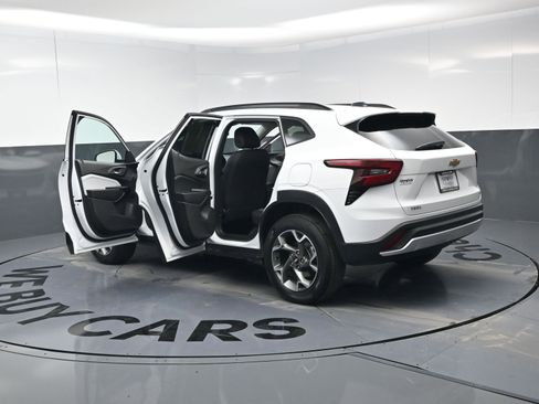 Used 2025 Chevrolet Trax LT w/ Driver Confidence Package image 27