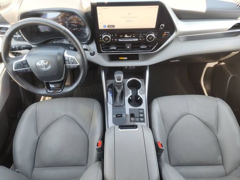 Used 2024 Toyota Highlander Platinum FWD image 18