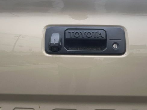 Used 2018 Toyota Tacoma TRD Sport AWD/4WD image 11