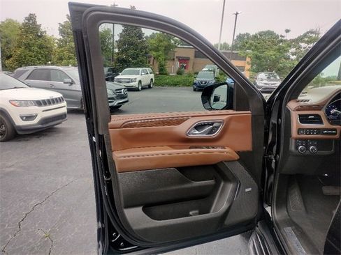 Used 2023 Chevrolet Suburban High Country image 43