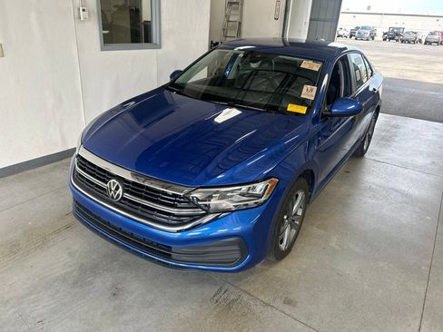 Used 2024 Volkswagen Jetta SE FWD image 2