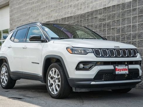 Used 2025 Jeep Compass Limited AWD/4WD image 2