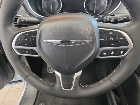 Used 2026 Chrysler Pacifica Limited FWD image 23