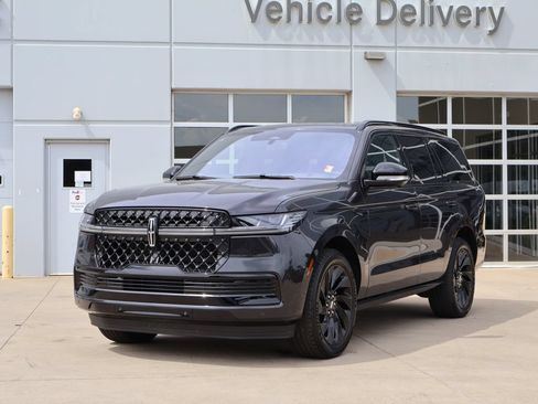 Used 2025 Lincoln Navigator Reserve w/ Jet Appearance Package AWD/4WD image 3