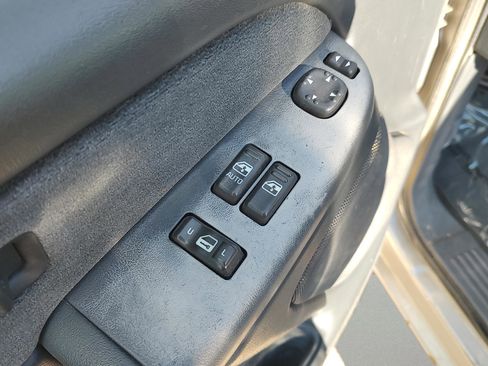 Used 2000 Chevrolet Silverado 1500 LS w/ Firm Ride Suspension Pkg AWD/4WD image 11