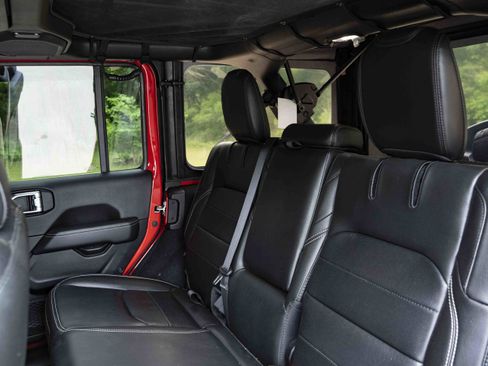Used 2022 Jeep Wrangler Unlimited Sahara AWD/4WD image 19