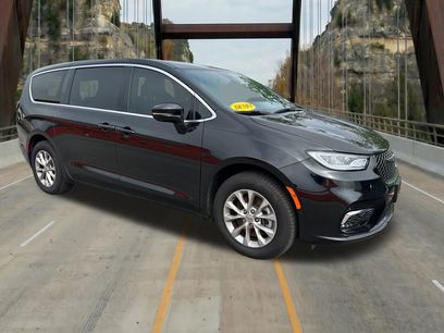 New 2025 Chrysler Pacifica Select