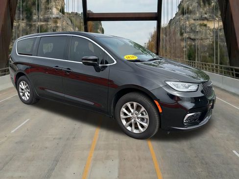 New 2025 Chrysler Pacifica Select AWD/4WD image 1