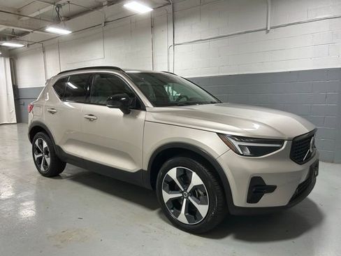 Used 2023 Volvo XC40 B5 Plus w/ Climate Package AWD/4WD image 4