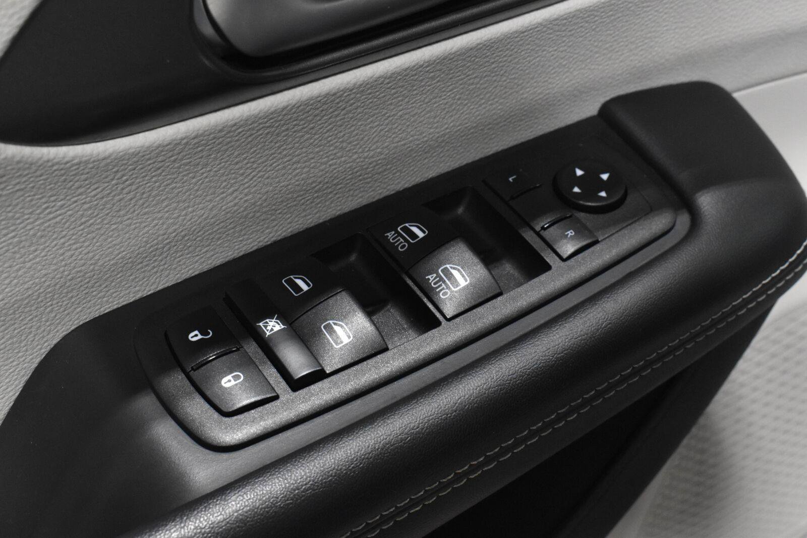 Used 2023 Chrysler Pacifica Touring-L FWD image 11