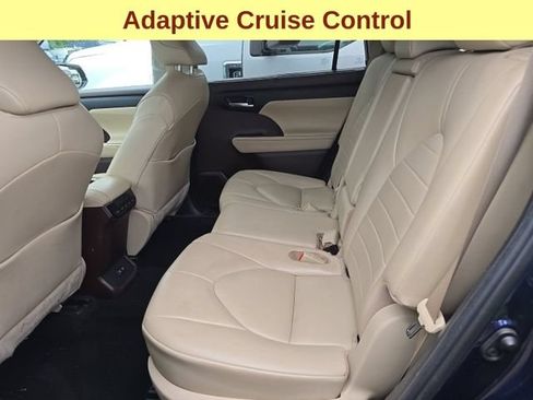 Used 2021 Toyota Highlander XLE AWD/4WD image 11