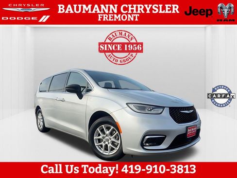 Used 2024 Chrysler Pacifica Touring-L image 4