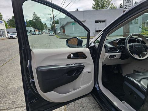 Used 2021 Chrysler Pacifica Limited w/ Premium & Safety Sphere Group FWD image 13