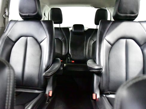 Used 2024 Chrysler Pacifica Limited FWD image 18