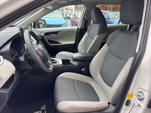 Used 2022 Toyota RAV4 XLE image 5