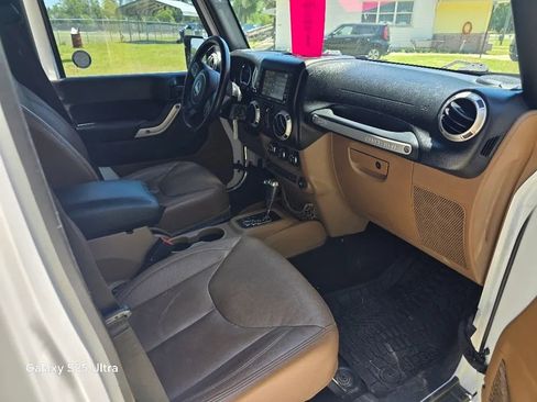 Used 2016 Jeep Wrangler Unlimited Sahara w/ Connectivity Group AWD/4WD image 18