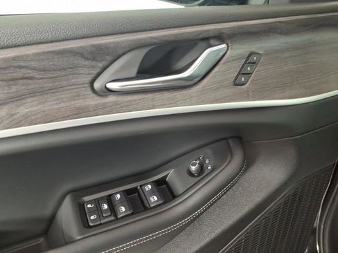 Used 2025 Jeep Grand Cherokee Limited AWD/4WD image 13