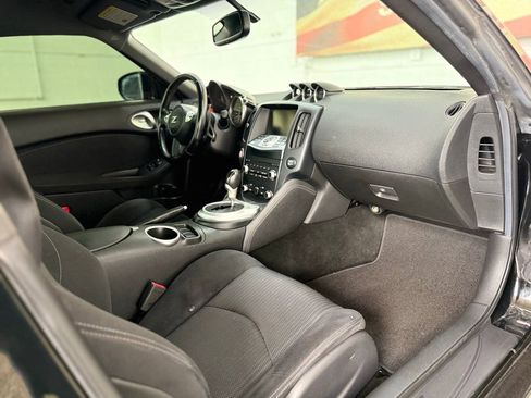 Used 2017 Nissan 370Z w/ Sport Package image 18