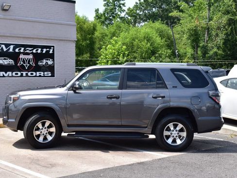 Used 2010 Toyota 4Runner SR5 AWD/4WD image 3