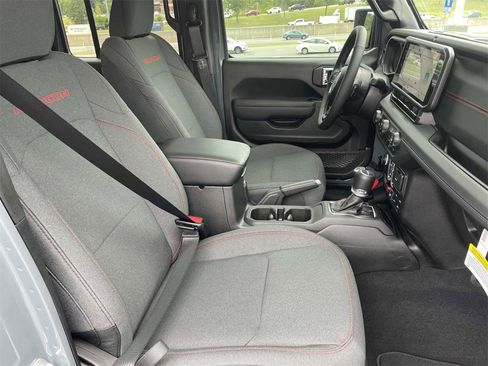 New 2025 Jeep Gladiator Rubicon w/ Convenience Group image 32