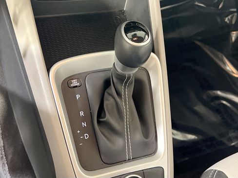 Used 2023 Hyundai Venue SEL FWD image 16